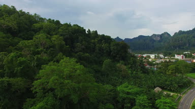 havadan görünümü Phang Nga Dağı'nda yüksek pagoda. pagoda yürüyüş bir keşiş