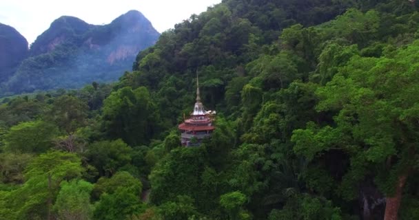 空中は パンガー山の高さの塔を表示します 仏塔の周囲を歩く僧侶 — ストック動画