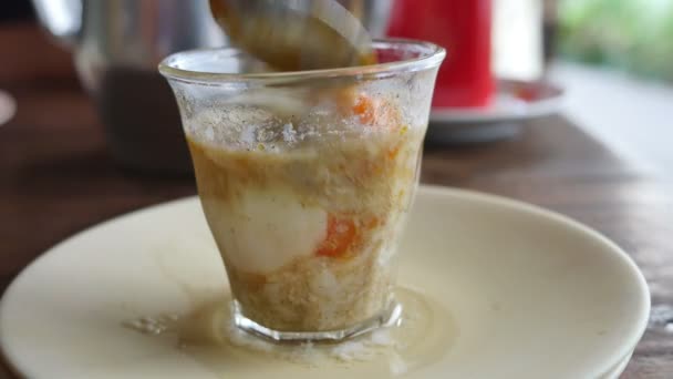 Desayuno Tailandés Comerá Los Huevos Revueltos Hervidos Suaves Que Cocinarán — Vídeos de Stock