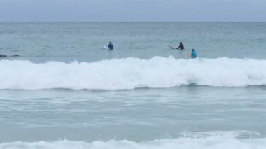 yağışlı sezon her zaman Naiharn Beach'te büyük dalga var. sörf için iyi