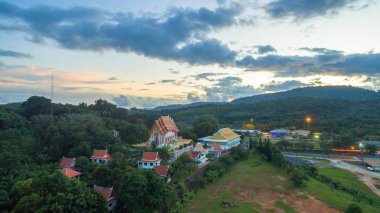 Hava güzel manzara denize doğru bakarak durumu hakkında. Sapam tepede yakın köşk denizde can deniz Andaman Denizi çevresinde tapınaktır
