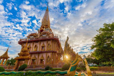 Chalong temple Phuket Tayland güzel pagoda yukarıda bulutlu gün batımı