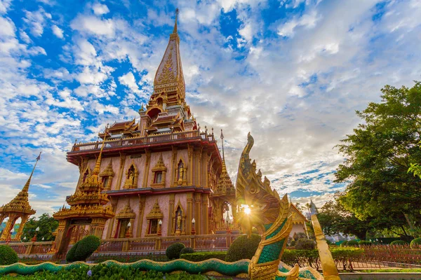 Pôr Sol Nublado Acima Belo Pagode Chalong Templo Phuket Tailândia — Fotografia de Stock