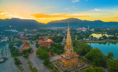 Chalong temple Phuket Tayland güzel pagoda havadan görünümü günbatımında. Chalong temple turistler için bir arazi işaretidir. Bütün turistler Chalong Tapınağı ziyaret etmek gibi