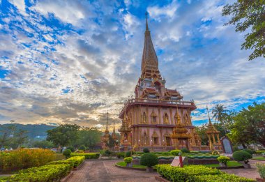 Chalong temple Phuket Tayland güzel pagoda yukarıda bulutlu gün batımı