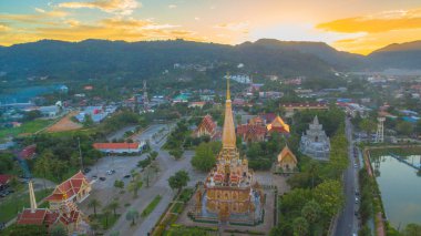 Chalong temple Phuket Tayland güzel pagoda havadan görünümü günbatımında. Chalong temple turistler için bir arazi işaretidir. Bütün turistler Chalong Tapınağı ziyaret etmek gibi