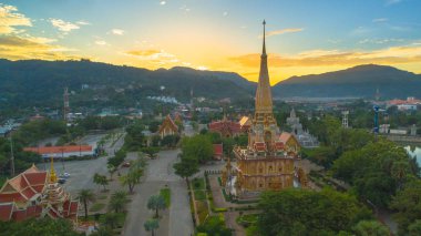 Chalong temple Phuket Tayland güzel pagoda havadan görünümü günbatımında. Chalong temple turistler için bir arazi işaretidir. Bütün turistler Chalong Tapınağı ziyaret etmek gibi