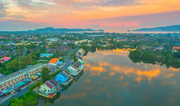 Fotografia Aérea Acima Grande Lagoa Atrás Templo Chalong Refletir Pôr — Fotografia de Stock