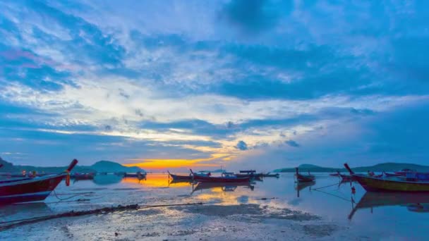 Tijd Lapse Zonsopgang Boven Vissersboten Rawai Zee Tijdens Hoog Tij — Stockvideo