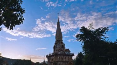 Chalong temple Phuket Tayland güzel pagoda havadan görünümü günbatımında. Chalong temple turistler için bir arazi işaretidir. Bütün turistler Chalong Tapınağı ziyaret etmek gibi