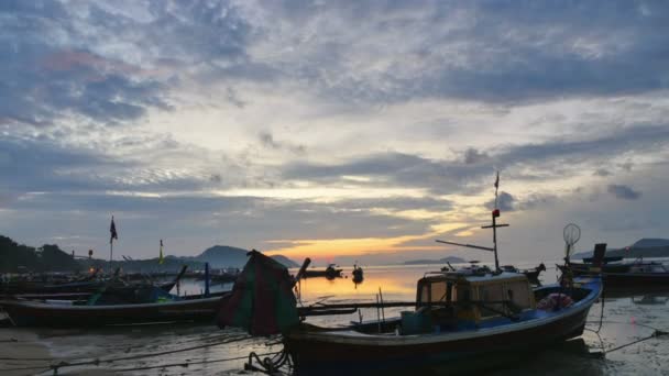 Время Восхода Солнца Над Ремонтируемым Рыболовным Судном Пляже — стоковое видео