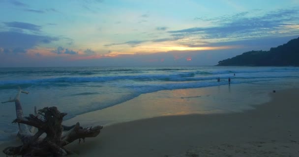 Karon 해변에서 부서진 Beach Aerial 사진에 — 비디오