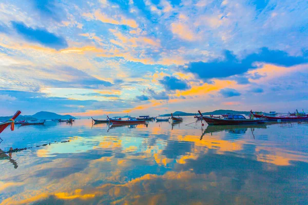 Sladký Východ Slunce Nad Rybářských Člunů Rawai Moři Během Přílivu — Stock fotografie