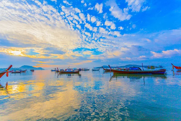 Sladký Východ Slunce Nad Rybářských Člunů Rawai Moři Během Přílivu — Stock fotografie