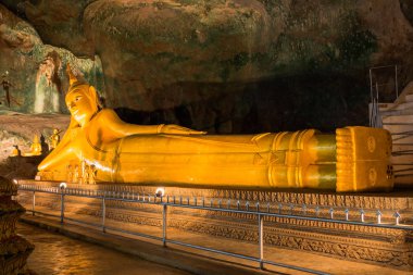 Altın uzanmış Buddha başparmak Suwanna Kuha Tapınağı Phang Nga ilinde. Tapınağın içinde cav 's