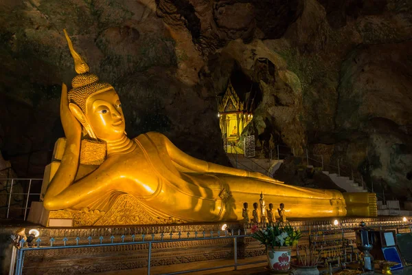 Altın uzanmış Buddha başparmak Suwanna Kuha Tapınağı Phang Nga ilinde. Tapınağın içinde cav 's