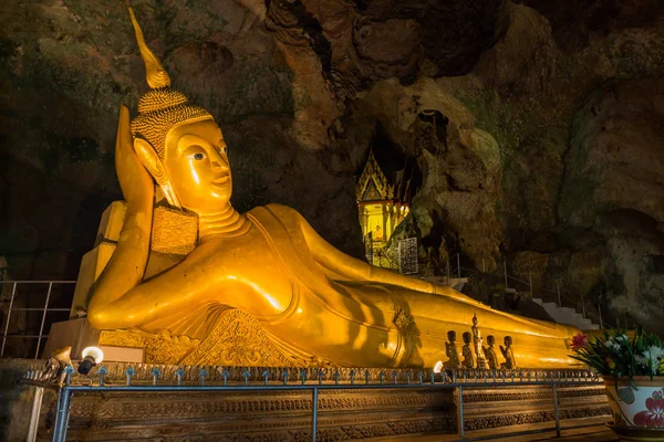 Altın uzanmış Buddha başparmak Suwanna Kuha Tapınağı Phang Nga ilinde. Tapınağın içinde cav 's