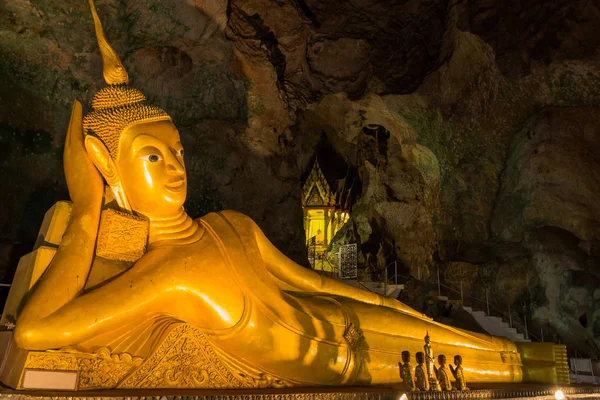 Altın uzanmış Buddha başparmak Suwanna Kuha Tapınağı Phang Nga ilinde. Tapınağın içinde cav 's