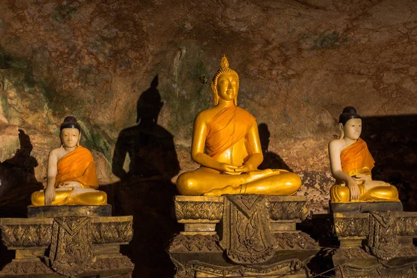 mağara içinde duvar boyunca Altın Buda heykelleri