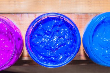 renkli Plastisol mürekkep ekran yazdırma tee gömlek için pinewood masada açık cam olabilir. Plastisol mürekkep yararlı tee gömlek fabrika ve Sanayi expor için