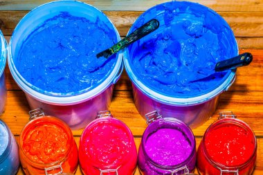 renkli Plastisol mürekkep ekran yazdırma tee gömlek için pinewood masada açık cam olabilir. Plastisol mürekkep yararlı tee gömlek fabrika ve Sanayi expor için