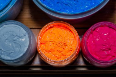 Plastisol mürekkep turuncu colorl açık cam pinewood tablo ekran için tee gömlek yazdırabilirsiniz. Plastisol mürekkep yararlı tee gömlek fabrika ve Sanayi expor için