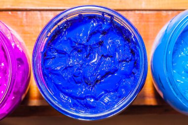 koyu mavi renkte Plastisol mürekkep açık cam pinewood tablo ekran için tee gömlek yazdırabilirsiniz. Plastisol mürekkep yararlı tee gömlek fabrika ve Sanayi expor için