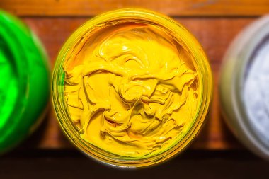 sarı renkte şeffaf cam Plastisol mürekkep pinewood tablo ekran için tee gömlek yazdırabilirsiniz. Plastisol mürekkep yararlı tee gömlek fabrika ve Sanayi expor için