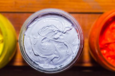 beyaz renkte şeffaf cam Plastisol mürekkep pinewood tablo ekran için tee gömlek yazdırabilirsiniz. Plastisol mürekkep yararlı tee gömlek fabrika ve Sanayi expor için