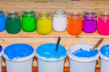 renkli Plastisol mürekkep ekran yazdırma tee gömlek için pinewood masada açık cam olabilir. Plastisol mürekkep yararlı tee gömlek fabrika ve Sanayi İhracat için