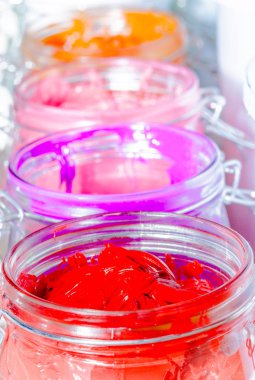 renkli Plastisol mürekkep ekran yazdırma tee gömlek için pinewood masada açık cam olabilir. Plastisol mürekkep yararlı tee gömlek fabrika ve Sanayi İhracat için