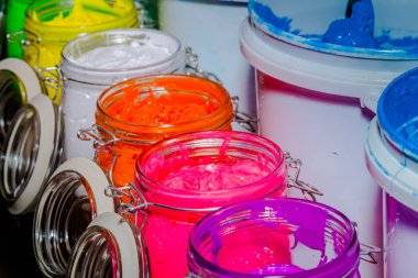 renkli Plastisol mürekkep ekran yazdırma tee gömlek için pinewood masada açık cam olabilir. Plastisol mürekkep yararlı tee gömlek fabrika ve Sanayi İhracat için