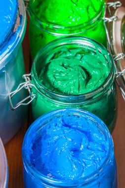 renkli Plastisol mürekkep ekran yazdırma tee gömlek için pinewood masada açık cam olabilir. Plastisol mürekkep yararlı tee gömlek fabrika ve Sanayi İhracat için