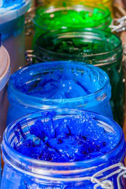 renkli Plastisol mürekkep ekran yazdırma tee gömlek için pinewood masada açık cam olabilir. Plastisol mürekkep yararlı tee gömlek fabrika ve Sanayi İhracat için