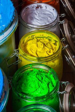 renkli Plastisol mürekkep ekran yazdırma tee gömlek için pinewood masada açık cam olabilir. Plastisol mürekkep yararlı tee gömlek fabrika ve Sanayi İhracat için