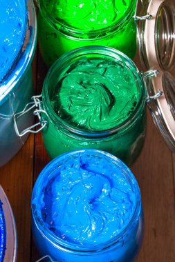 renkli Plastisol mürekkep ekran yazdırma tee gömlek için pinewood masada açık cam olabilir. Plastisol mürekkep yararlı tee gömlek fabrika ve Sanayi İhracat için