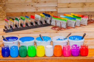 renkli Plastisol mürekkep ekran yazdırma tee gömlek için pinewood masada açık cam olabilir. Plastisol mürekkep yararlı tee gömlek fabrika ve Sanayi İhracat için