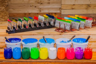 renkli Plastisol mürekkep ekran yazdırma tee gömlek için pinewood masada açık cam olabilir. Plastisol mürekkep yararlı tee gömlek fabrika ve Sanayi İhracat için