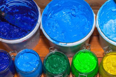 renkli Plastisol mürekkep ekran yazdırma tee gömlek için pinewood masada açık cam olabilir. Plastisol mürekkep yararlı tee gömlek fabrika ve Sanayi İhracat için