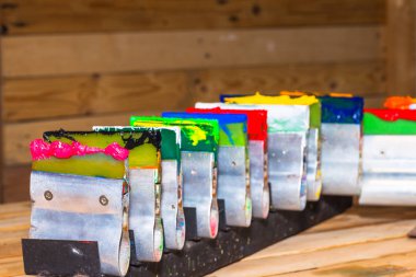 renkli Plastisol mürekkep ekran yazdırma tee gömlek için pinewood masada açık cam olabilir. Plastisol mürekkep yararlı tee gömlek fabrika ve Sanayi İhracat için