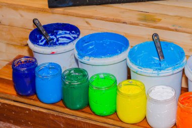 renkli Plastisol mürekkep ekran yazdırma tee gömlek için pinewood masada açık cam olabilir. Plastisol mürekkep yararlı tee gömlek fabrika ve Sanayi İhracat için