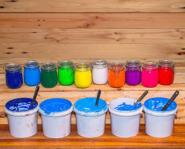 renkli Plastisol mürekkep ekran yazdırma tee gömlek için pinewood masada açık cam olabilir. Plastisol mürekkep yararlı tee gömlek fabrika ve Sanayi İhracat için