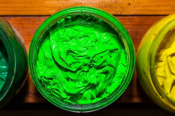 yeşil renkte şeffaf cam Plastisol mürekkep pinewood tablo ekran için tee gömlek yazdırabilirsiniz. Plastisol mürekkep yararlı tee gömlek fabrika ve Sanayi expor için