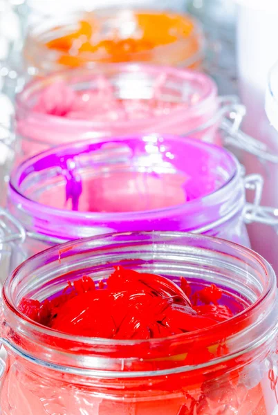 renkli Plastisol mürekkep ekran yazdırma tee gömlek için pinewood masada açık cam olabilir. Plastisol mürekkep yararlı tee gömlek fabrika ve Sanayi İhracat için