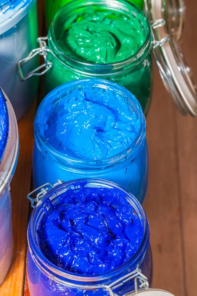 renkli Plastisol mürekkep ekran yazdırma tee gömlek için pinewood masada açık cam olabilir. Plastisol mürekkep yararlı tee gömlek fabrika ve Sanayi İhracat için