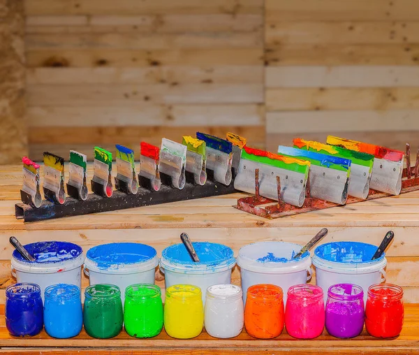 Coloré Plastisol Encre Dans Boîte Verre Clair Sur Table Bois — Photo