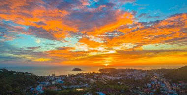 Panorama Manzara günbatımı Andaman Denizi'nde. Kata beach Karon beach ortasında küçük Pu ada.