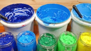 renkli Plastisol mürekkep çam ahşap masa üzerinde şeffaf şişede. Plastisol mürekkep yararlı tee gömlek fabrika ve Sanayi İhracat için