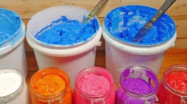 renkli Plastisol mürekkep çam ahşap masa üzerinde şeffaf şişede. Plastisol mürekkep yararlı tee gömlek fabrika ve Sanayi İhracat için