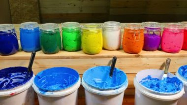 renkli Plastisol mürekkep çam ahşap masa üzerinde şeffaf şişede. Plastisol mürekkep yararlı tee gömlek fabrika ve Sanayi İhracat için